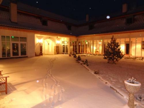 Hotel Ka?tie? Biela D�ma A ?ierny Rytier
