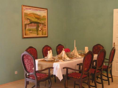 Hotel Ka?tie? Biela D�ma A ?ierny Rytier