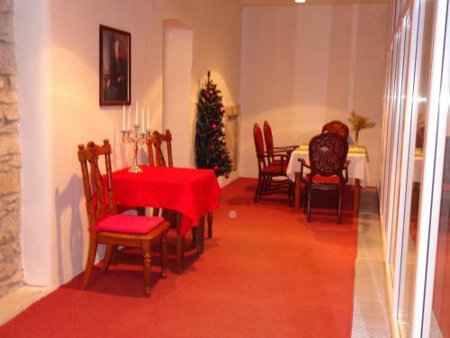 Hotel Ka?tie? Biela D�ma A ?ierny Rytier