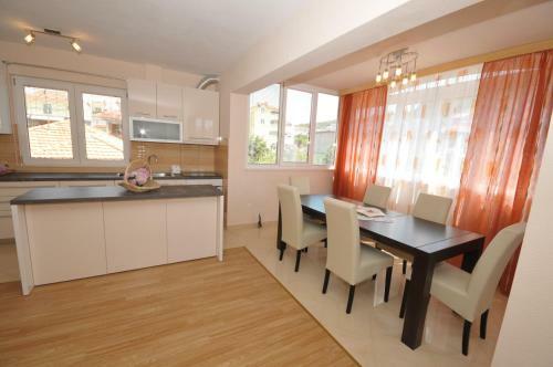 Hostal Apartments Belas