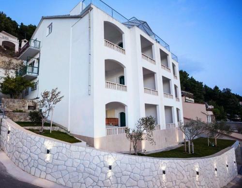 Apartments By The Sea Brela (Makarska) - 6689