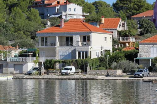 Apartment Lumbarda 9303b