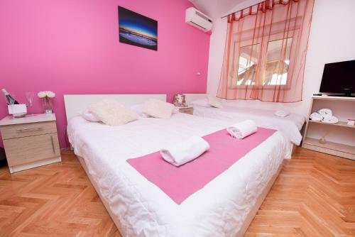 Hostal Mareta Guesthouse