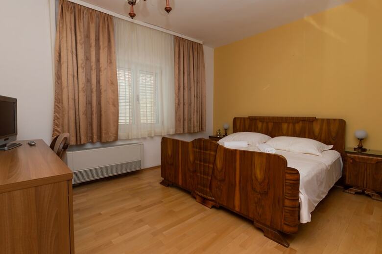 Hostal Pansion Epetium