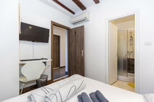 Apinelo Hostel & Apartments