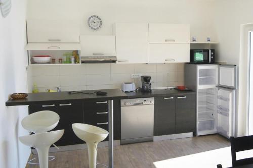 Family Friendly Seaside Apartments Novigrad - 7118