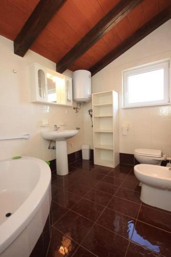 Family Friendly Seaside Apartments Novigrad - 7118