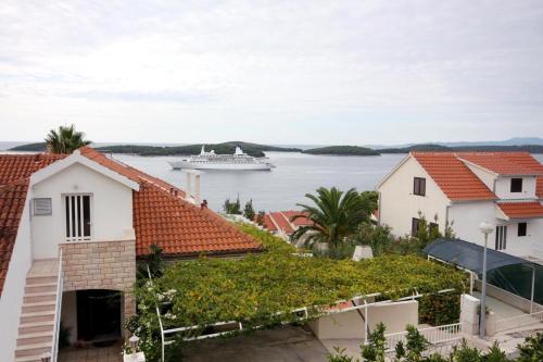 Apartamentos Rooms By The Sea Hvar - 5720