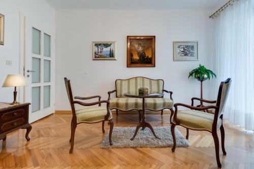 Central Palace Apartment