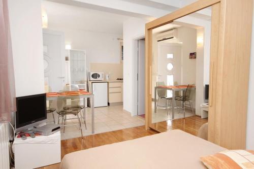 Apartments By The Sea Jelsa (hvar) - 5723