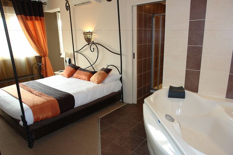 Brit Hotel Olympia