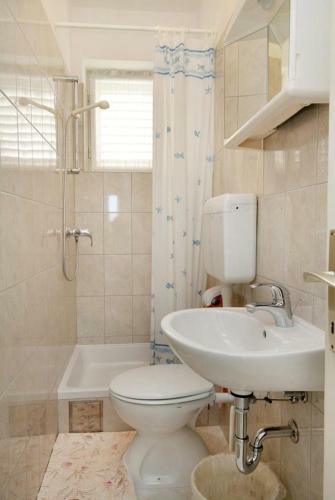 Hostal Rooms With A Parking Space Krk - 5371