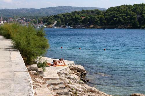 Apartments By The Sea Milna (brac) - 2962