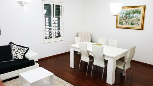 Split Promenade Apartments