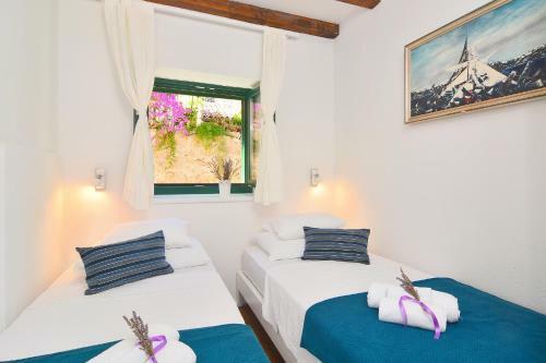 Hostal Apartments And Rooms Kampanel