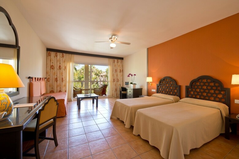 Hotel Bluebay Ban�s