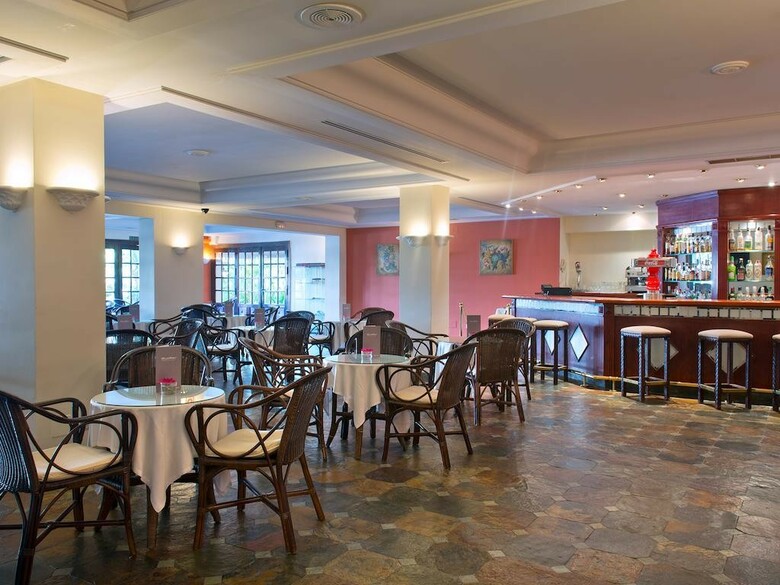 Hotel Bluebay Ban�s