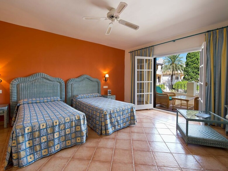 Hotel Bluebay Ban�s