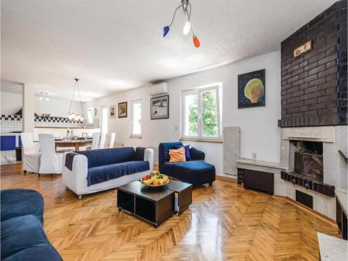 Four-bedroom Holiday Home Jurdani With A Fireplace 08
