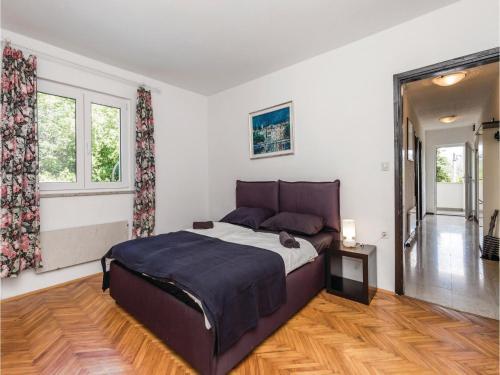 Four-bedroom Holiday Home Jurdani With A Fireplace 08