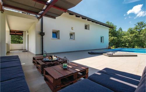 Four-bedroom Holiday Home Jurdani With A Fireplace 08