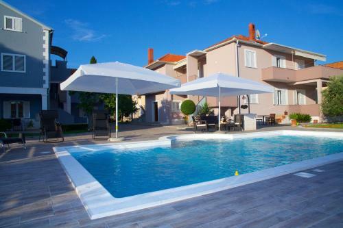 Bani? Apartments With Pool