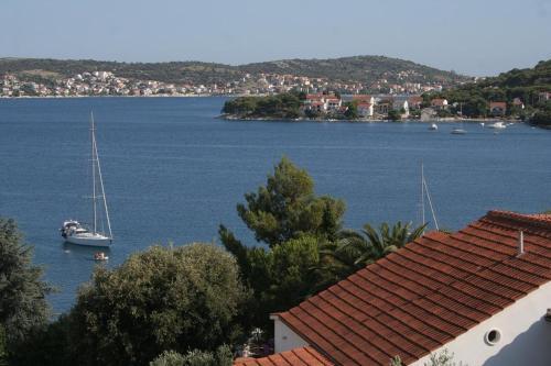 Apartments By The Sea Rogoznica - 4263