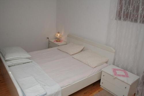 Apartments By The Sea Rogoznica - 4263