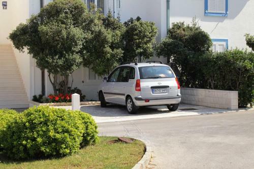 Apartment Postira 5660a