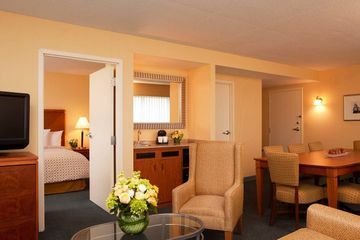 Hotel Embassy Suites Boston Logan Airport