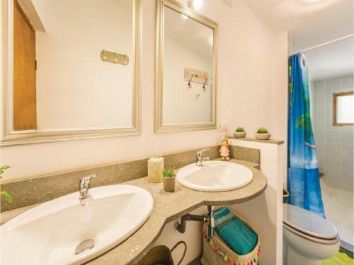 Ten-bedroom Holiday Home In Alcanar Platja