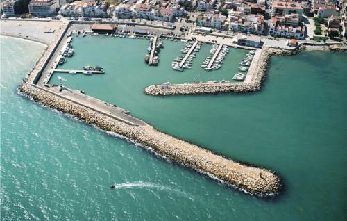 Ten-bedroom Holiday Home In Alcanar Platja