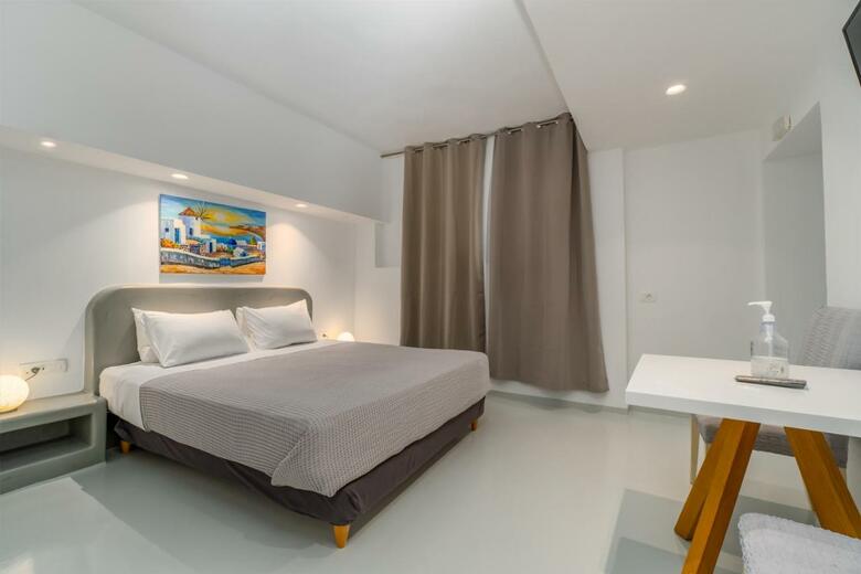 Central Fira Hotel