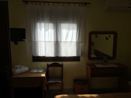 Hostal Bloutsos Rooms