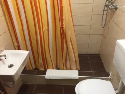 Hostal Bloutsos Rooms