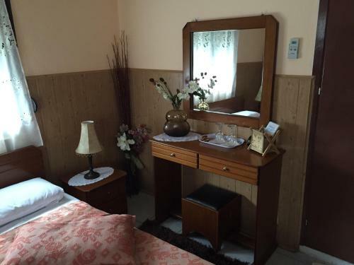 Hostal Bloutsos Rooms