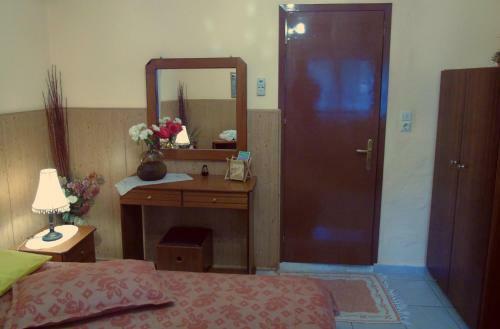 Hostal Bloutsos Rooms