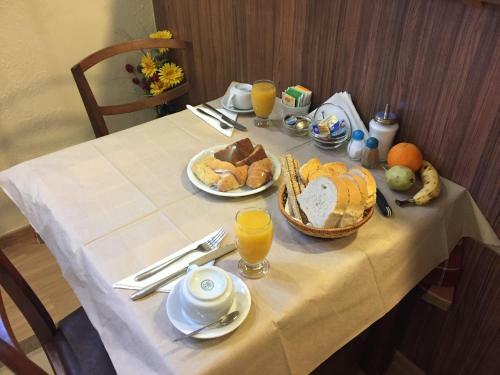 Hostal Bloutsos Rooms