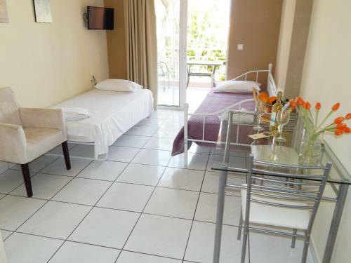 Apollon Studios & Apartments