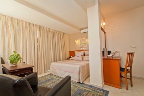 Triton Hotel Piraeus