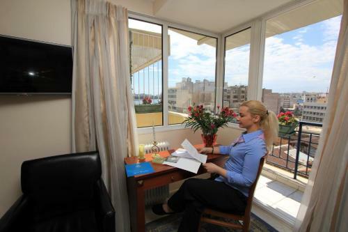 Triton Hotel Piraeus
