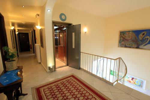Triton Hotel Piraeus