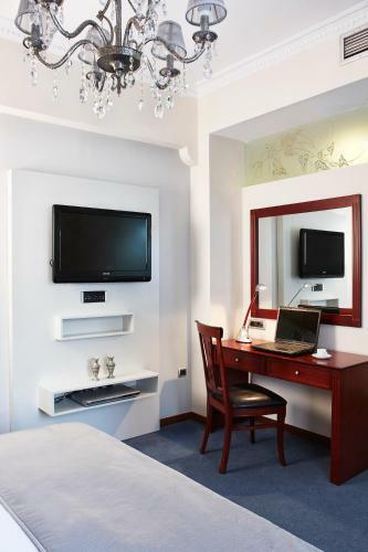 Ava Hotel And Suites