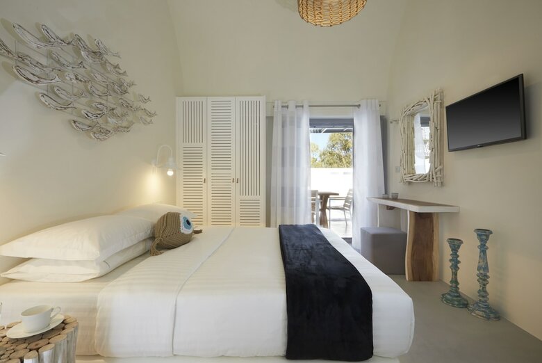 Eolia Kamari Villa