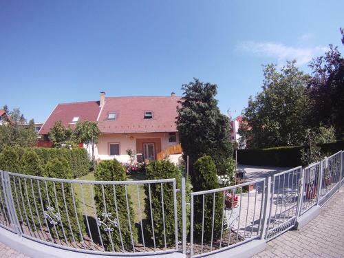 Napsug�r Apartmanh�z