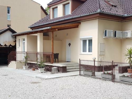 Hostal T�ncsics Vend�gh�z