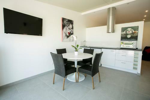 Le Grand Large Bord de Mer Hotel & Apartment