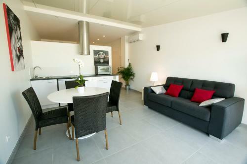 Le Grand Large Bord de Mer Hotel & Apartment