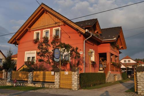 Hostal H�cza Vend�gh�z
