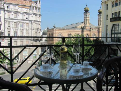 K�roly Apartments